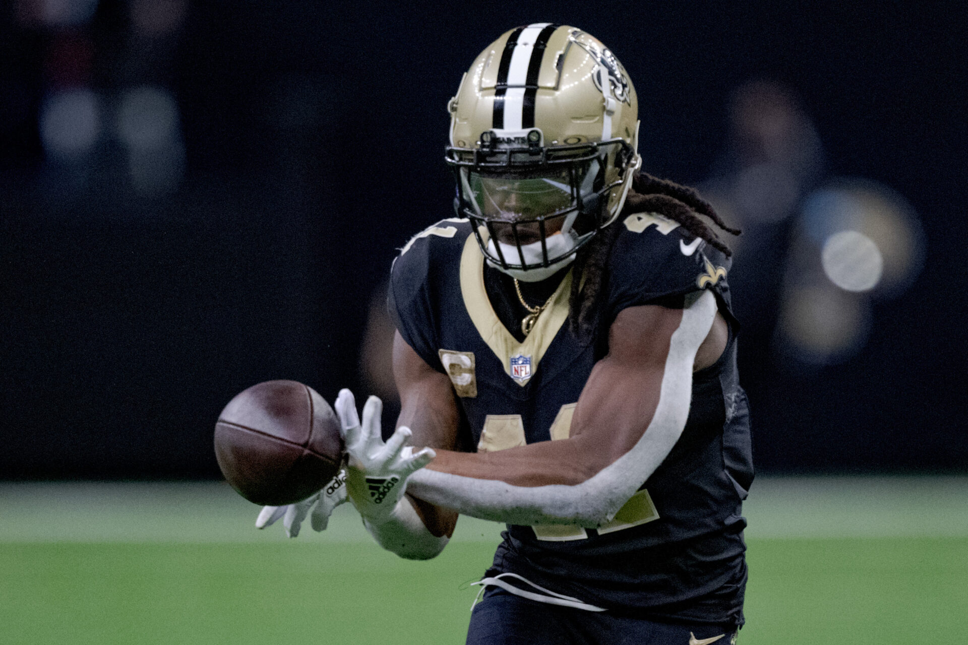 Alvin Kamara returns to Saints-Falcons after knee scare in third quarter